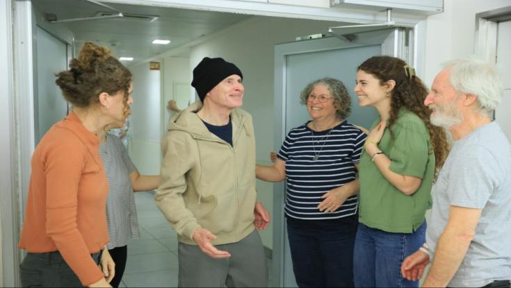 הערב: הצהרות של משפחות ביבס וסיגל