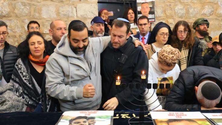 משפחות חטופים בהדלקת נר ראשון בקבר יוסף: "כל יום נוסף עוד אור"