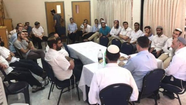 לא רק מכופתרות: ישיבת מצפה יריחו משנה קוד לבוש