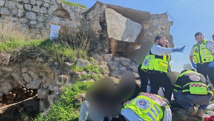סכנת חיים: תקרת בטון של מבנה קרסה על 5 נערים, צוותי הרפואה פועלים במקום