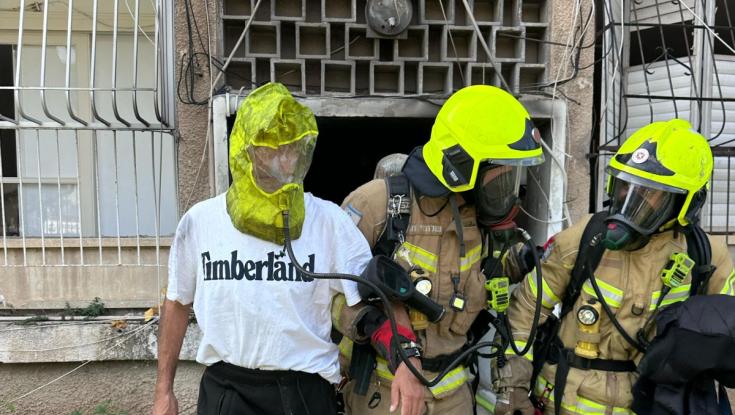 שריפה פרצה בבניין בבת ים: כוחות הכיבוי פועלים במקום