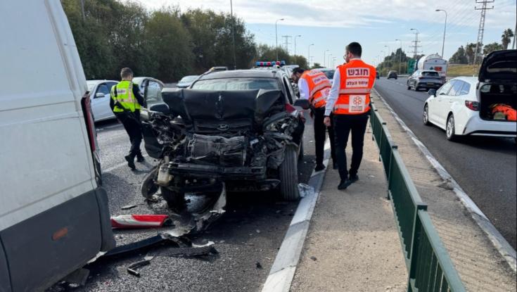 תאונה רודפת תאונה: ארבעה כלי רכב התנגשו בכביש 40