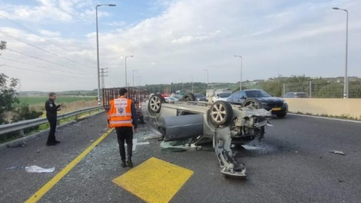 תיעוד מפחיד: רכב התהפך והתנפץ סמוך ללטרון - 4 פצועים בזירה