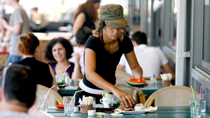 בשורה מטורפת למלצרים: שכר עובדי המסעדות יעלה