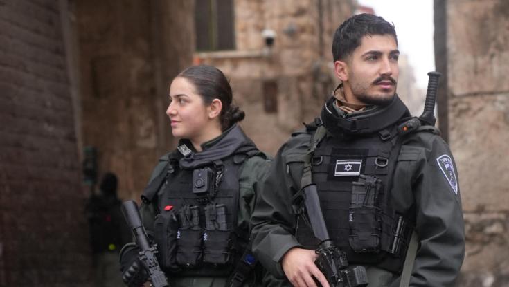 חודש הרמדאן בשיאו: שב"חים נתפסו בגג רכב - מאות נעצרו