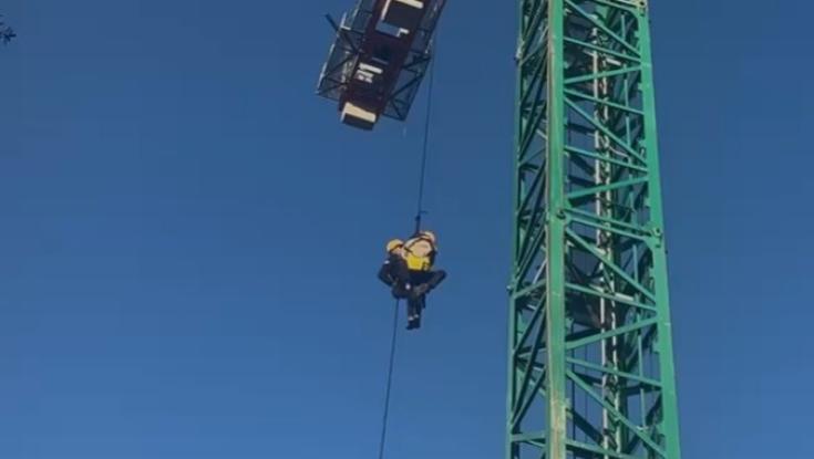 אישה נלכדה בגובה 45 מטרים באתר בנייה | צפו ברגעי החילוץ הדרמטי