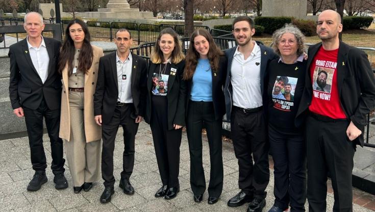 טראמפ התפרק בפגישה עם שורדי השבי: "הם עומדים במשימת חייהם"
