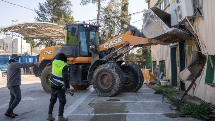 צפו: הדחפורים עלו על מטה אונר"א בירושלים