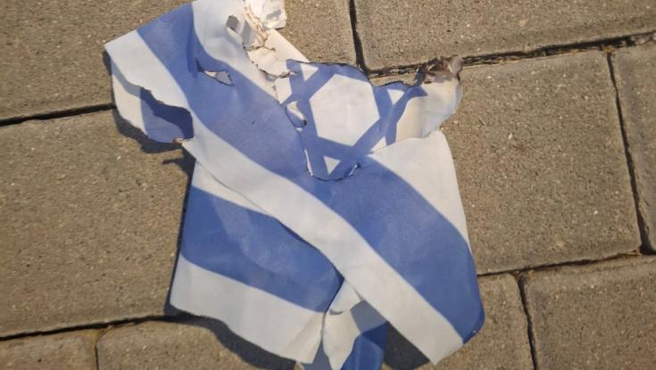 סערה בקיבוץ שעלבים: חרדים קיצוניים הציתו דגל ישראל - המשטרה פוצצה את האירוע