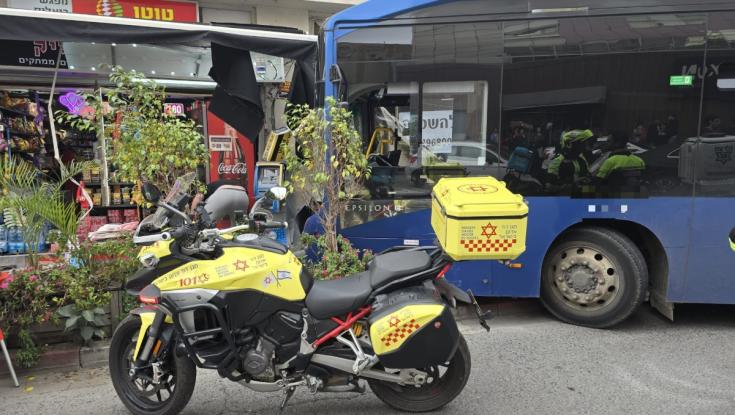 אסון כבד ברמת גן: אוטובוס התנגש בחנות, אישה נפצעה אנוש