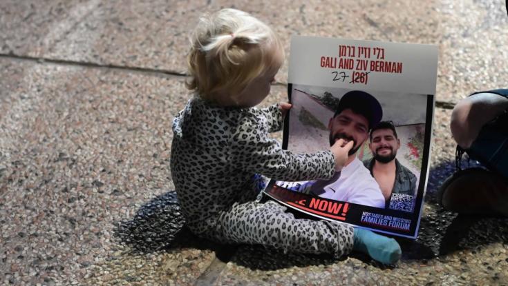 משפחתם של החטופים חשפה שהתקבל מהם אות חיים: "יודעים בידיים של מי הם"
