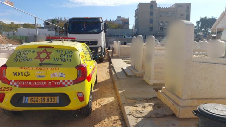 אסון כבד בבני ברק: "ראינו אישה כבת 70 לכודה מתחת למשאית"