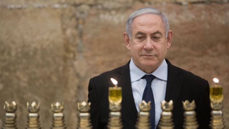 בהרכב מלא: הסיבה שמשפחת נתניהו הגיעה לבית הכנסת הגדול בירושלים