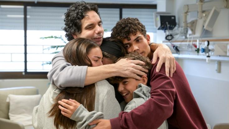 לא איבד את ההומור: הבדיחה של עופר קלדרון לילדיו עם החזרה מהשבי | צפו