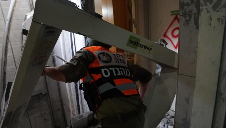 תיעוד מיוחד: פיקוד העורף מחלץ נפגעים מהבניין בבאר שבע | צפו