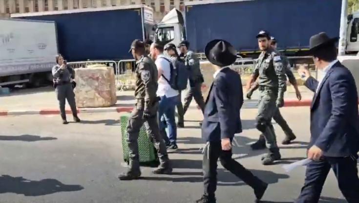 תיעוד מקומם: מפגינים חרדים מכים צעירים שהגיעו להתגייס | צפו
