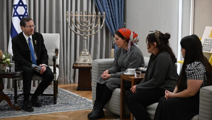 "עם ישראל מצדיע לכן": הנשיא הרצוג נפגש עם אלמנות שכולות מפורום הגבורה