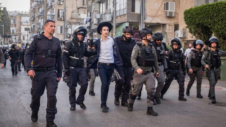 אנרכיה בבני ברק: שתי חיילות הותקפו על ידי חרדים - וחולצו בידי שוטרים