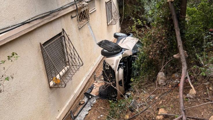 אירוע חריג בחיפה: "הרכב נפל מגובה רב והיה מונח על צידו"