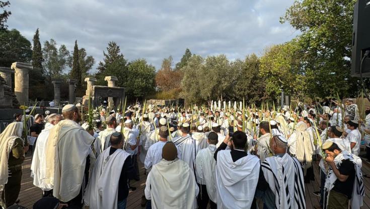 שנתיים למלחמה: בצפון התכנסו לתפילה מרגשת - וקראו לזוגות צעירים להגיע