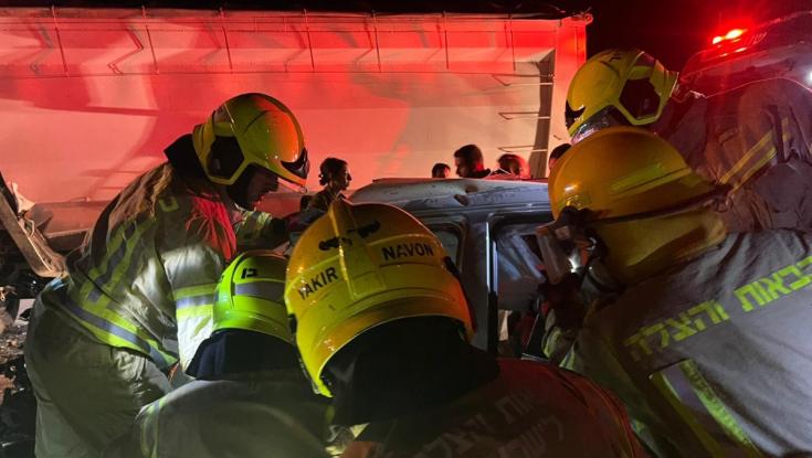דרמה בכביש 90: רכב נמחץ על ידי נגרר &ndash; לוחמי אש חילצו לכוד