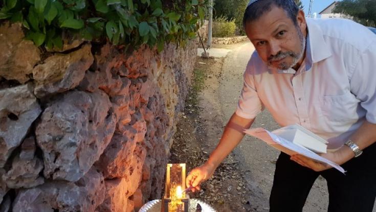 חנוכה שמח: יוחאי דמרי מדליק נר שישי