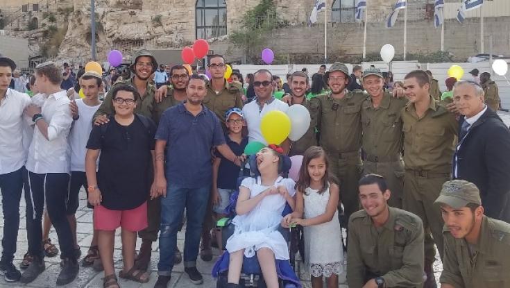 בת מצווה בכותל כמו כל ילדה בריאה