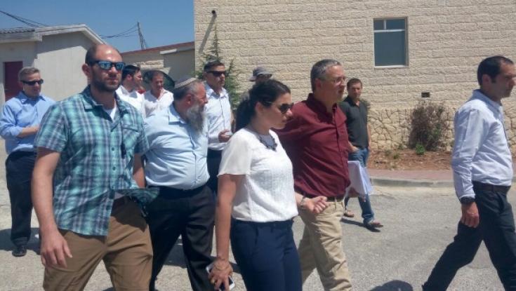 איילת שקד בשכונת נתיב האבות: "נרתום את נתניהו וננסה להציל את מה שניתן"