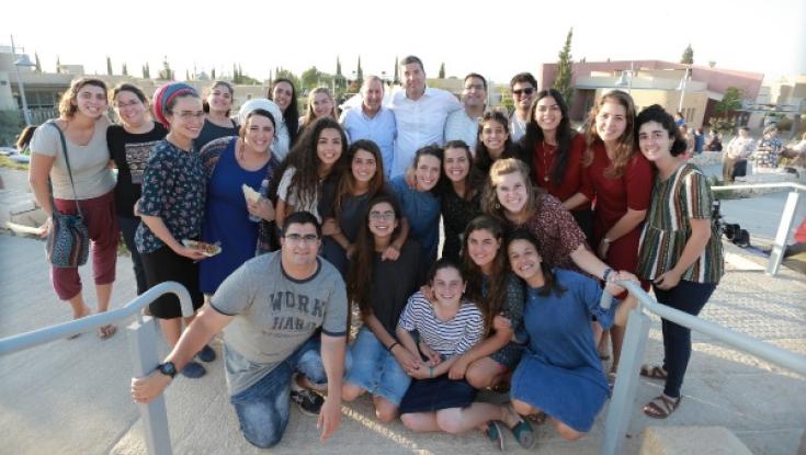 צפו: חנן בן ארי מרקיד את ילדי 'עלה נגב' ובנות השירות הלאומי בכפר לדורותיהן