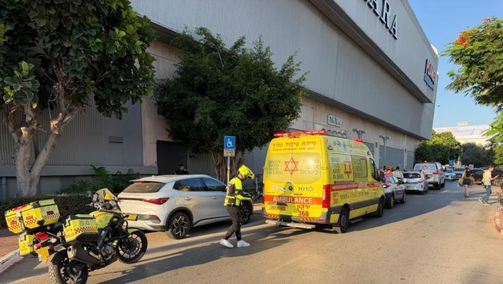 נס ברמת גן: בן 12 התמוטט באמצע החנות, "שכב מחוסר הכרה"