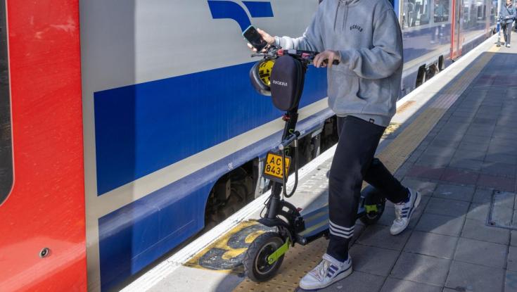 הקורקינט החל לעלות באש ברכבת: הפקח פעל במהירות ומנע אסון