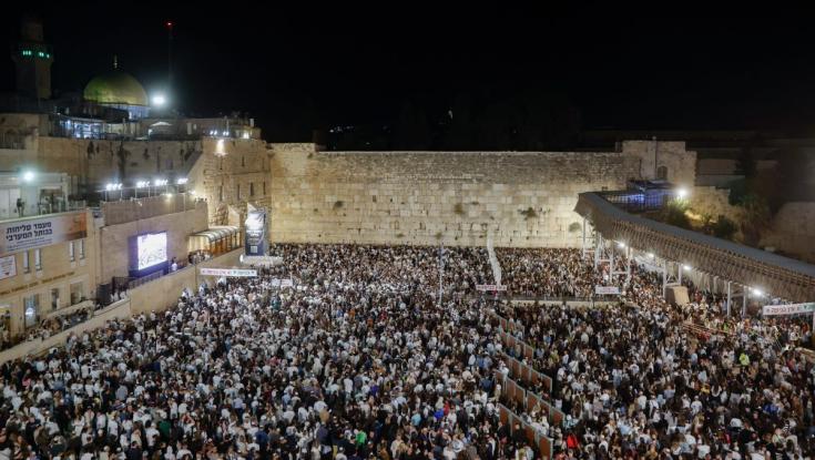 לצד ראש הממשלה ושורדי שבי: רבבות הגיעו לסליחות ערב יום כיפור בכותל
