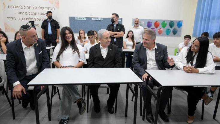 נתניהו הגיע לתיכון בלוד ונפגש עם תלמידה שעברה חרם: "דבר פסול"