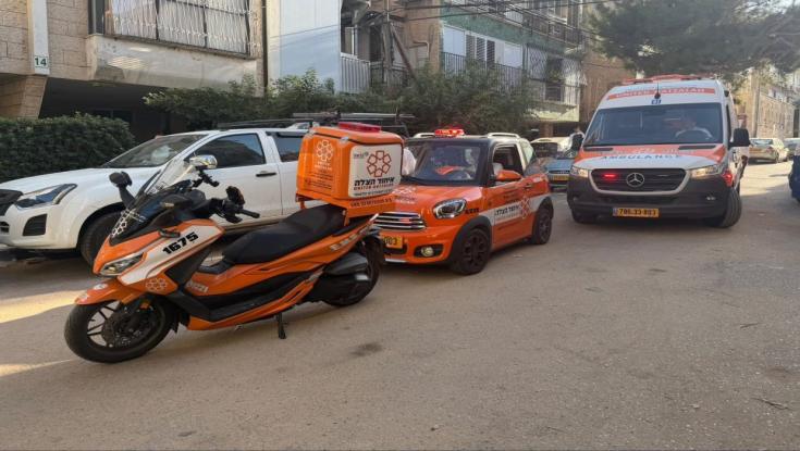במהלך בניית סוכה: תינוקת נפצעה בינוני מפלטת עץ שנפלה עליה מגובה רב