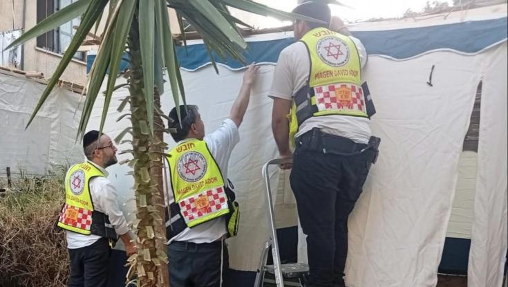 אישה נפצעה מבניית סוכה - כונני מד"א טיפלו בה והשלימו את המלאכה