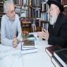 מנכל מפעל הפיס בביקור אצל ראש ועדת השיפוט הרב יעקב שפירא צילום: איקי מימון חינוך