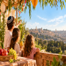 אילוסטרציה מטיילים בסוכות צילום: gpt AI הורים וילדים