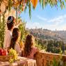 אילוסטרציה מטיילים בחג הסוכות צילום: gpt ai הורים וילדים