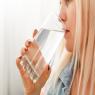 אישה שותה מים צילום: Angelov,Shutterstock אוכל