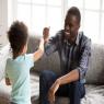 אבא מפרגן לילד צילום: fizkes,Shutterstock הורים וילדים