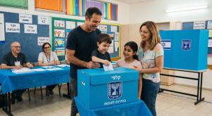 מצביעים בקלפי צילום: gemini הורים וילדים