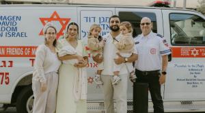 האב השכול יילד אישה באמבולנס שהונצח לזכר בנו צילום: יפית אבידן חדשות