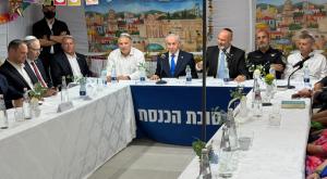 לימוד תורה לליל הושענא רבה בסוכת הכנסת צילום: דוברות ראש הממשלה חדשות