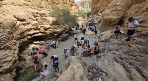 מטיילים בעין בוקק צילום: אשר פרץ, רשות הטבע והגנים חדשות