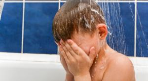 ילד מתקלח צילום: Romberi,Shutterstock הורים וילדים