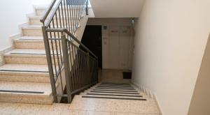 גרם מדרגות בבניין, אילוסטרציה צילום: Gemini חדשות