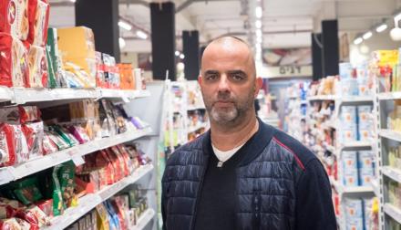 מנכ"ל ויקטורי בסניף הרשת ביבנה צילום: עומר וידר