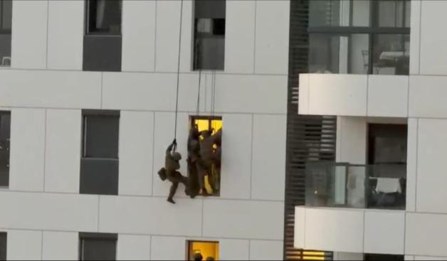 לוחמי הימ"מ חילצו את האישה צילום: דוברות המשטרה חדשות