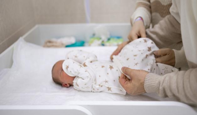 הלבשת תינוק צילום: Yanya,Shutterstock אופנה