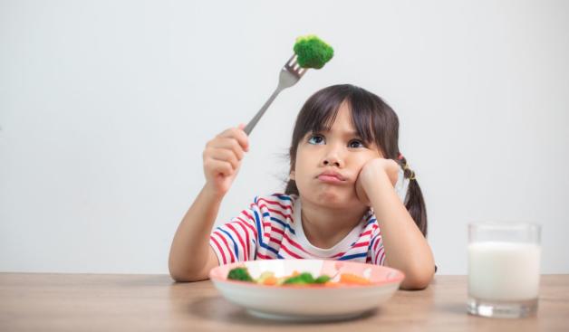ילדה בררנית באוכל צילום: STOCK,Shutterstock הורים וילדים